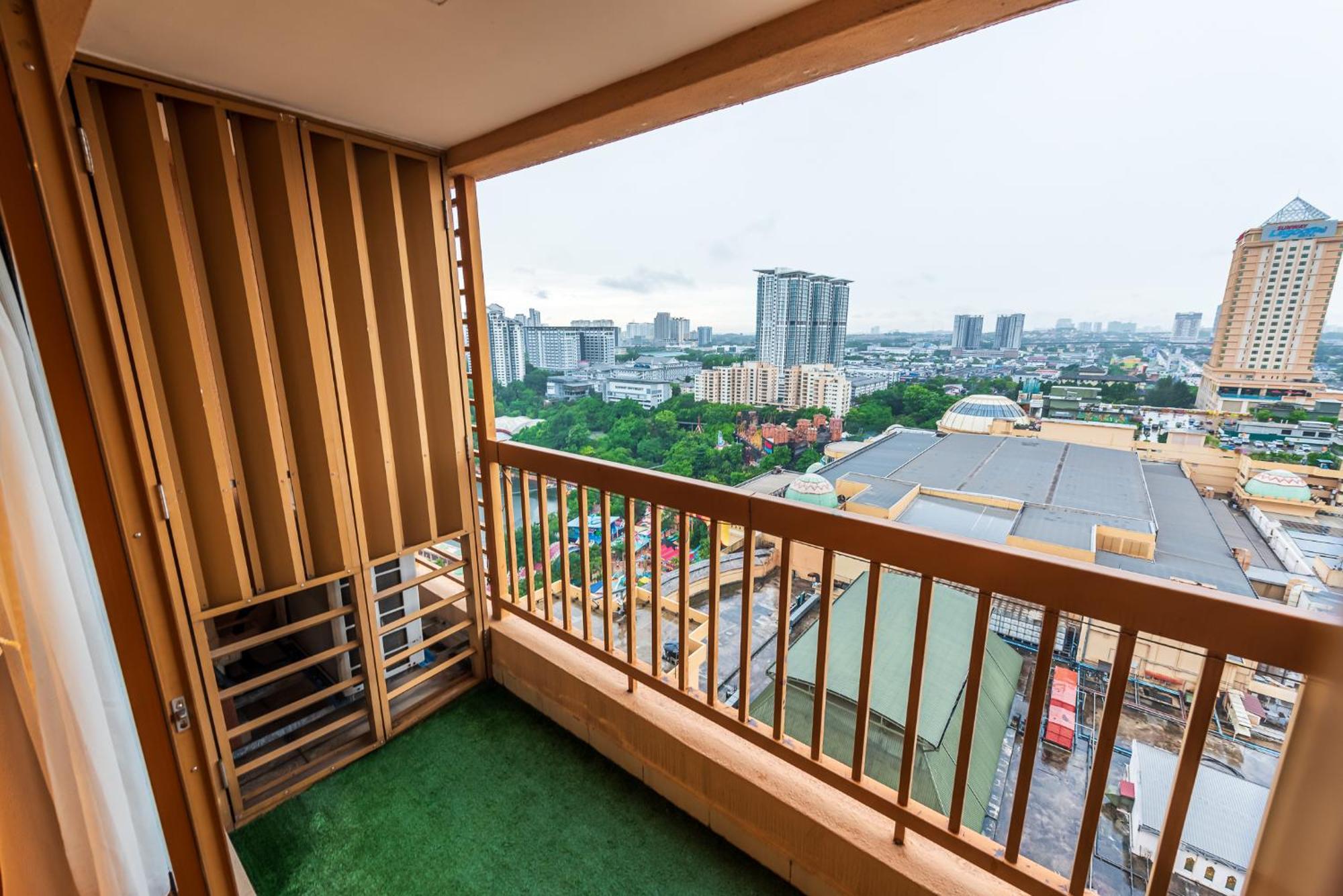 At Pyramid Tower By Gl Staycation Apartment
